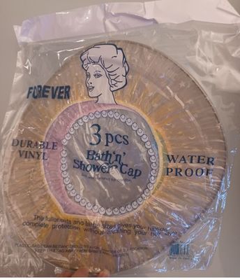 une assiette en plastique sur laquelle est représentée une femme