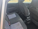 une photo d'une voiture à deux places