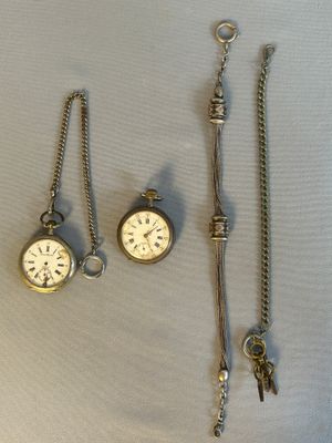 trois types de montres différents posés sur une table
