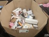 une boîte en carton remplie de produits de beauté et d'autres articles