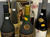 plusieurs bouteilles de vin sont alignées sur une table