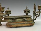 trois bougies posées sur une table