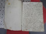un livre sur lequel on peut lire quelque chose, posé sur une table