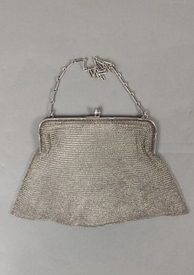 un porte-monnaie en argent auquel est accrochée une chaîne