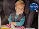 une boîte sur laquelle figure l'image d'un bébé dans un siège auto
