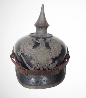 un casque militaire orné d'un motif décoratif