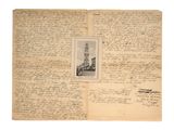 un vieux livre contenant du texte et l'illustration d'une tour horloge