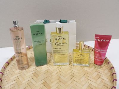 un panier contenant de nombreux parfums différents