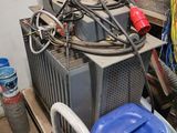 un tas d'appareils électriques de toutes sortes dans un garage