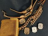 plusieurs bijoux, dont un sac à main, une montre et un bracelet