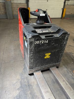 un chariot élévateur garé dans un entrepôt