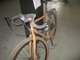 un vélo garé à côté d'un poteau