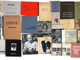 plusieurs livres empilés les uns sur les autres