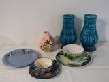 trois vases et une assiette posés sur une table