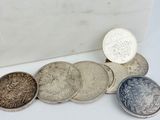 un groupe de pièces de monnaie posées les unes à côté des autres sur une table