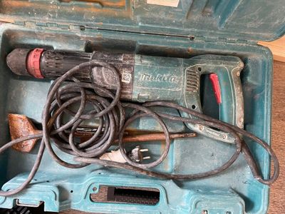 une boîte à outils bleue avec des outils sur le sol