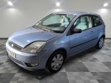 la photo d'une petite voiture bleue garée sur un sol en damier
