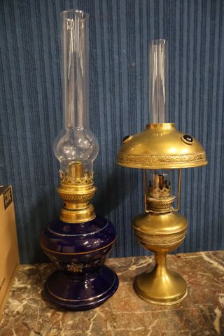 Lot comprenant lampe à pétrole en porcelaine bleu de four et une ...