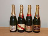 trois bouteilles de vin sont alignées sur une table