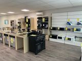 une photo d'un magasin dont les rayons regorgent d'articles
