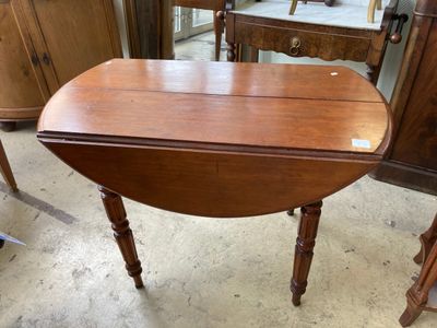 une table sur laquelle se trouve un petit abattant
