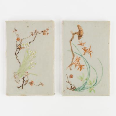 paire d'assiettes en porcelaine chinoise ornées d'oiseaux et de fleurs
