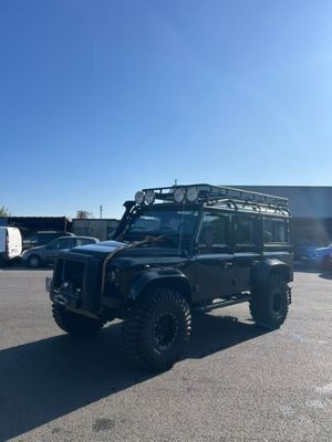 une photo d'une jeep noire garée sur un parking