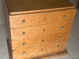 une commode en bois dans le coin d'une pièce