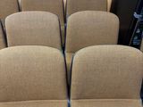 de nombreuses chaises alignées dans une pièce