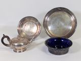deux plats en argent et une théière en argent posés sur une table blanche