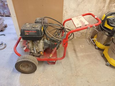 une photo montrant un petit moteur posé sur un chariot dans une pièce