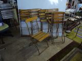 le nombre de chaises qui sont assises ensemble dans une pièce