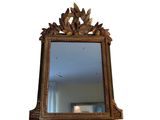 un miroir posé sur une étagère