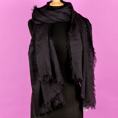 une écharpe noire sur un mannequin, un mannequin, un mannequin, un mannequin, un mannequin, un mannequin, un mannequin, un mannequin, un mannequin
