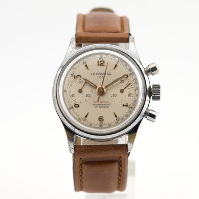 gros plan d'une montre sur une surface blanche