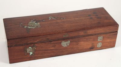 une petite boîte en bois ornée de décorations métalliques