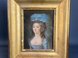 tableau représentant une jeune fille coiffée d'un chapeau bleu, dans un cadre doré