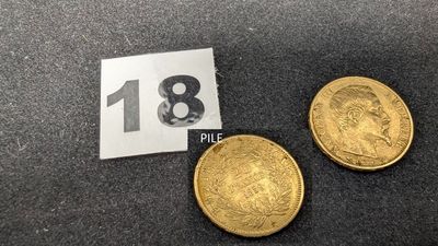 trois pièces d'or posées les unes à côté des autres sur une table
