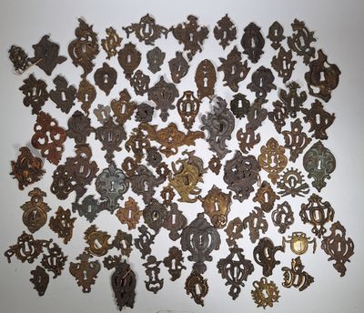 de nombreux types de croix métalliques sur un fond blanc