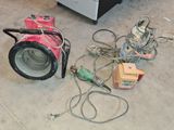 beaucoup d'appareils électriques posés par terre dans la pièce