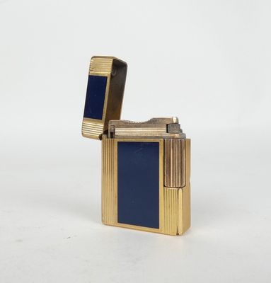 un briquet posé sur une surface blanche