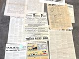 beaucoup de vieux journaux posés les uns à côté des autres sur le sol