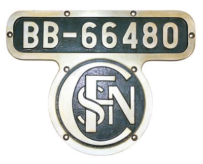une pancarte sur laquelle est inscrit « bs - 66480 » au recto