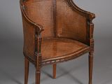une image représentant une chaise en osier sur fond gris