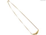 un gros plan sur un collier en or orné de pierres vertes