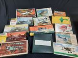 de nombreux types d'avions exposés sur la table