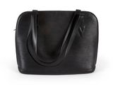un sac à main noir sur fond blanc