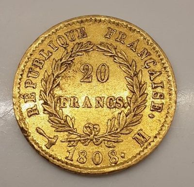 une pièce d'or ornée d'une couronne sur l'avers
