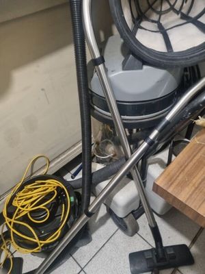 un aspirateur posé par terre à côté d'une table