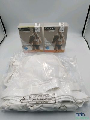 deux paquets de sous-vêtements blancs posés sur une table blanche